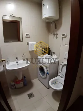 Manje kupatilo sa umivaonikom, veš mašinom i toaletom. - image 3