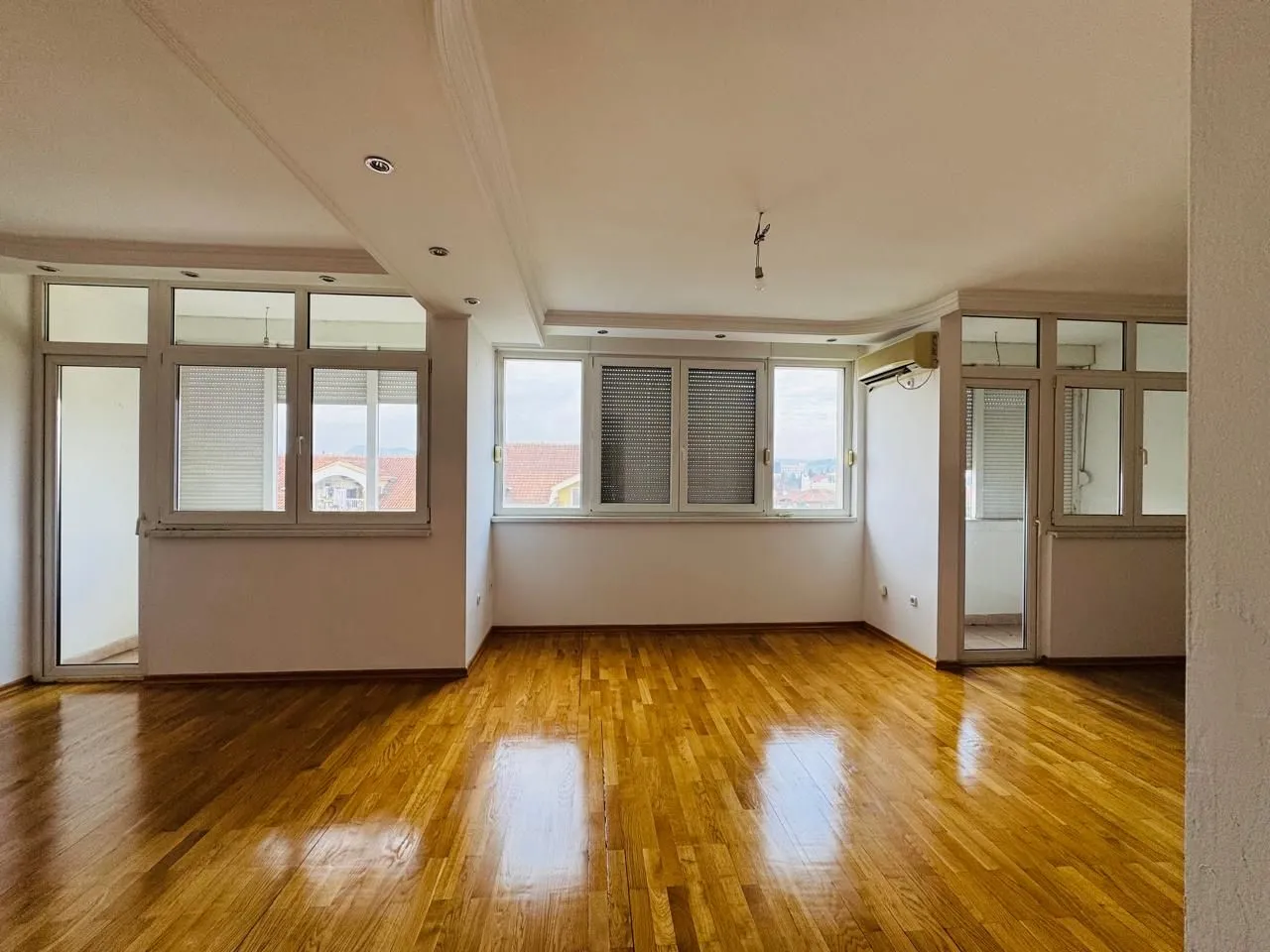 Izdavanje, poslovni prostor, 200m², Gintaš, Podgorica