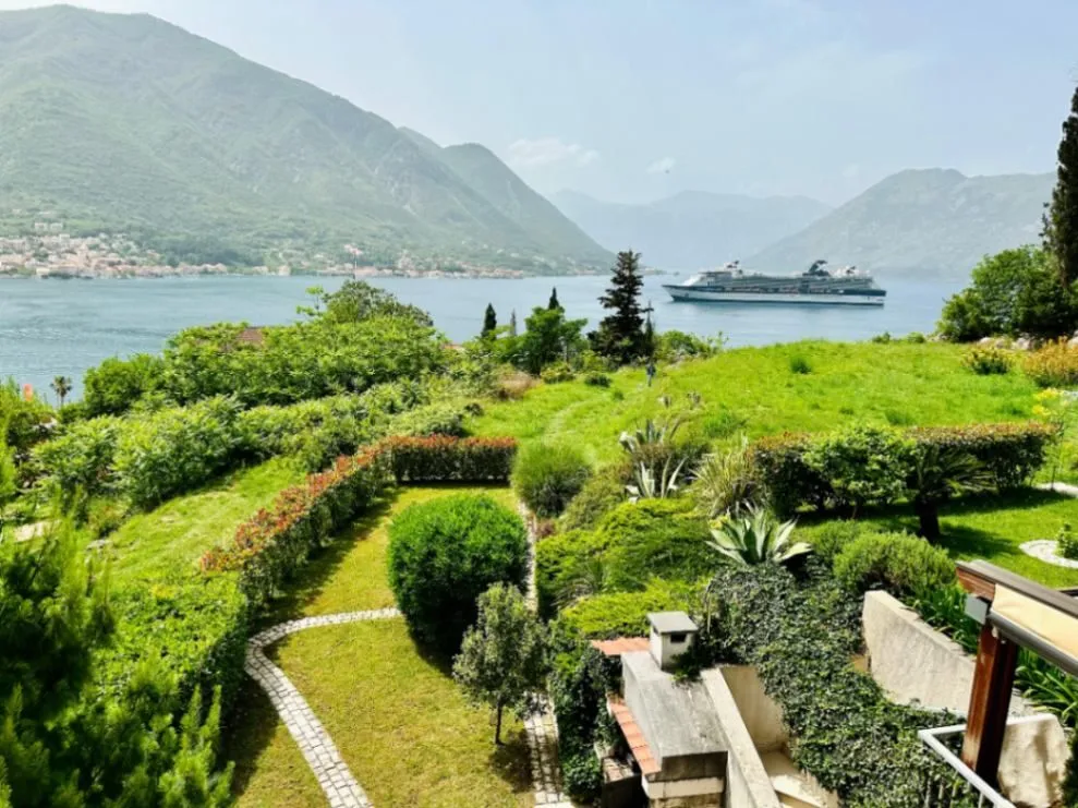 Prodaja, dvosoban stan, 102m², Dobrota, Kotor