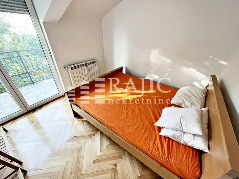 Bedroom with a double bed and access to the terrace.