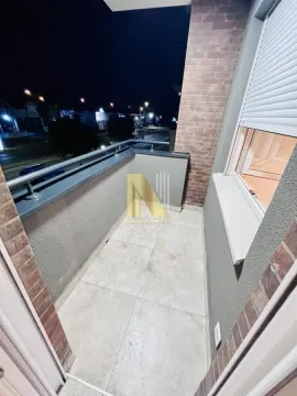 Manji popločani balkon sa metalnom ogradom i pogledom na ulicu. - image 3