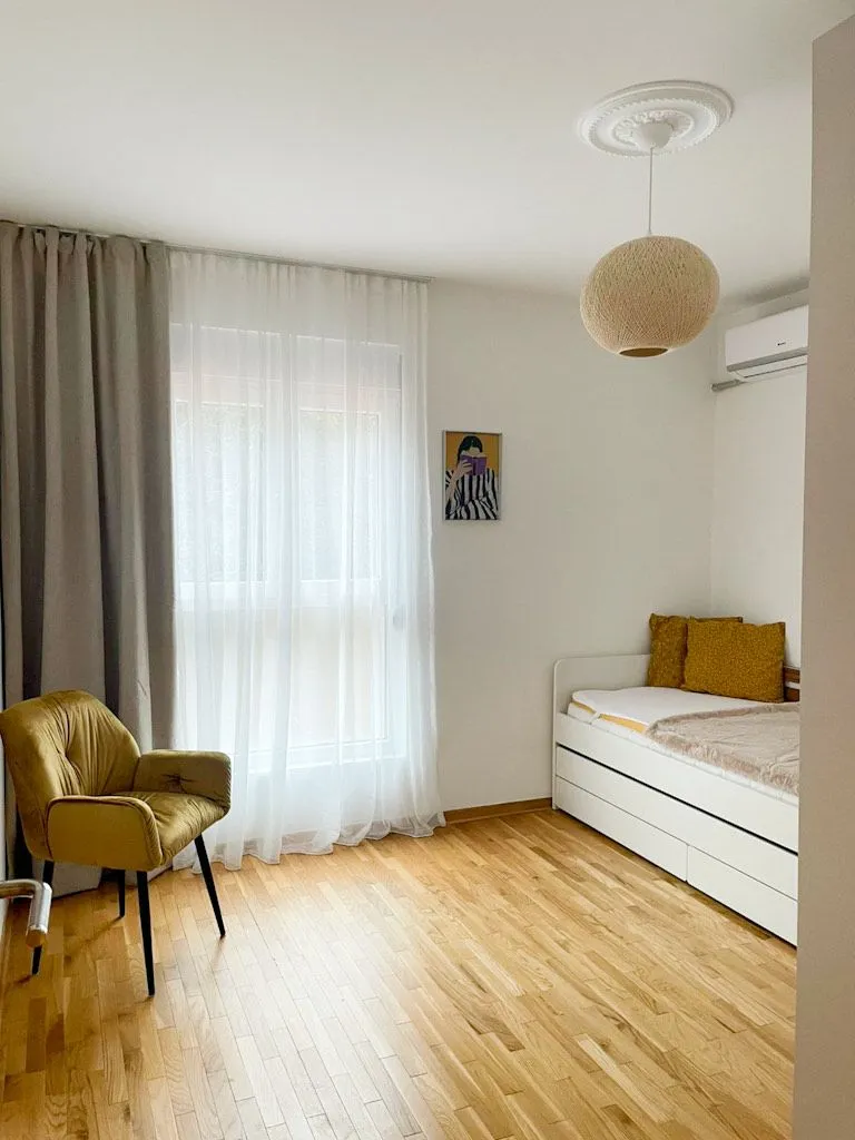 Izdavanje, dvosoban stan, 87m², Malo Brdo, Podgorica