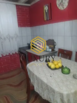 Manja kuhinja sa trpezarijskim stolom i crvenim zidovima. - image 7