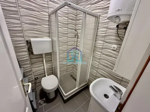 Manje kupatilo sa tuš kabinom, toaletom i umivaonikom. - image 17