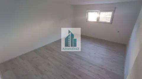 Prazna soba sa svetlim laminatom i jednim prozorom. - image 3