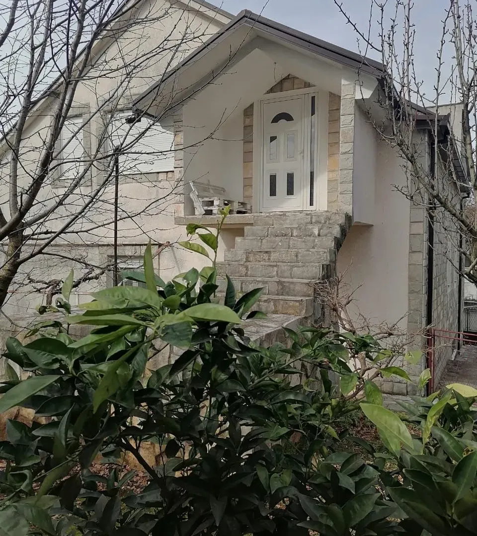 Izdavanje, trosoban stan, 130m², Vranići, Podgorica
