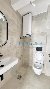 Savremeno opremljeno kupatilo sa umivaonikom, WC šoljom i bojlerom. - image 9