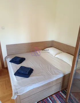 Spavaća soba sa bračnim krevetom i posteljinom. - image 5