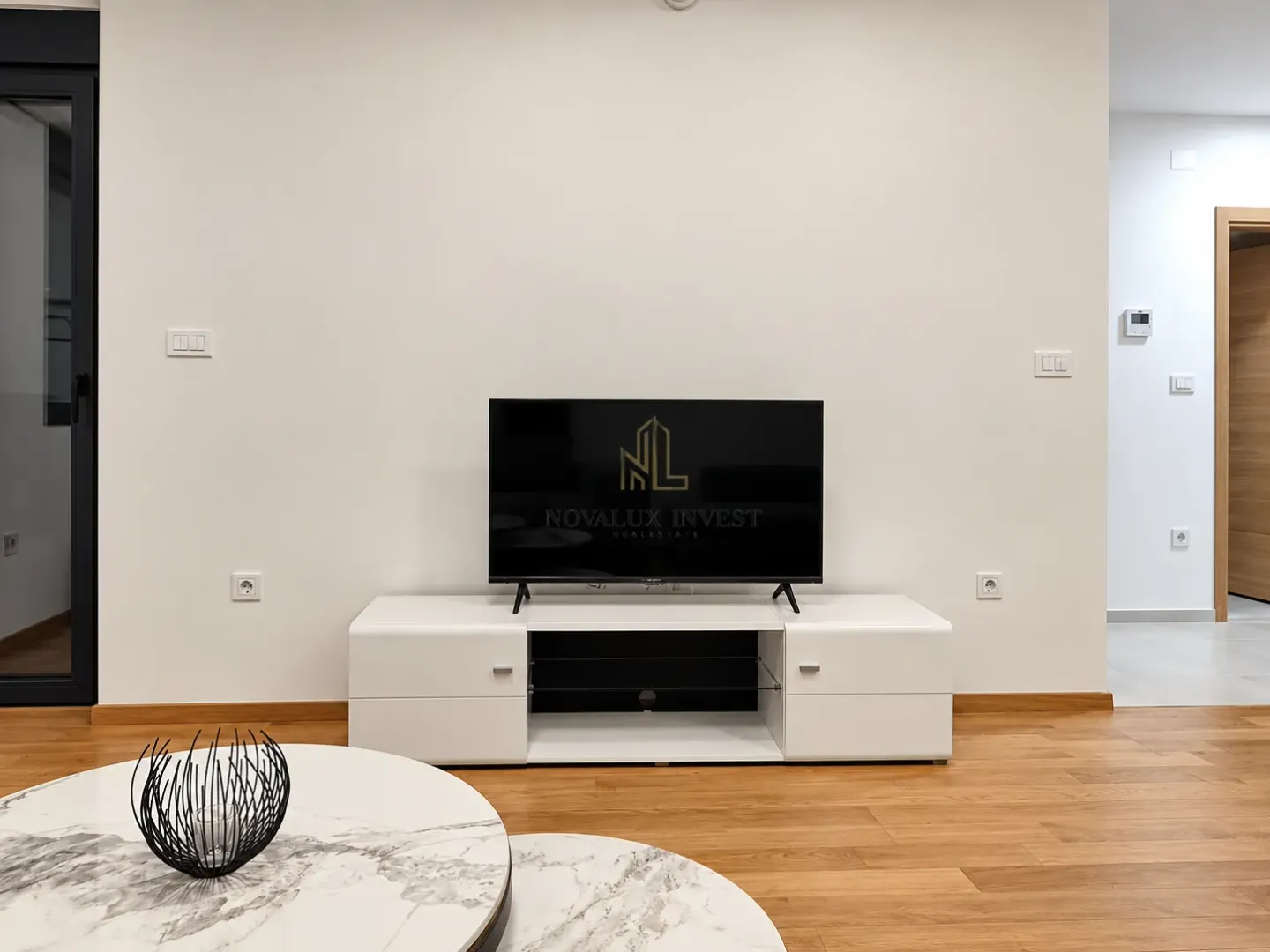 Living room with a TV and a TV unit.