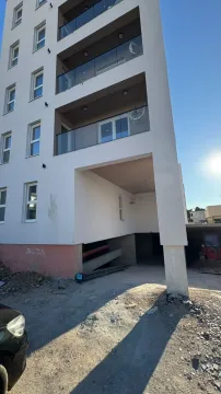 Spoljašnji izgled stambene zgrade sa balkonom i prilazom u izgradnji. - image 5