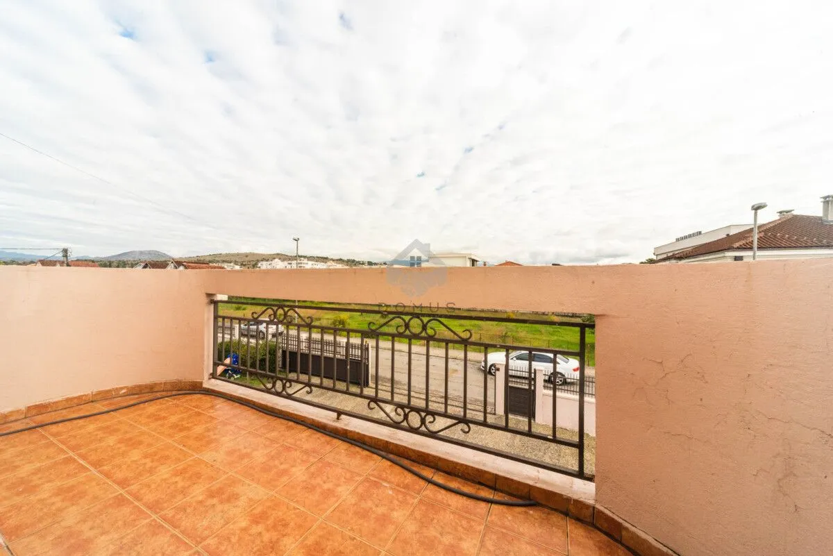 Rent, four bedroom apartment, 180m², Tološi, Podgorica
