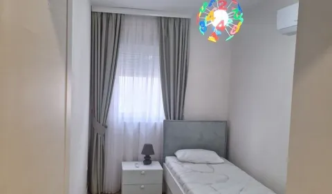 Dječja soba sa krevetom, noćnim stočićem i prozorom sa zavesama. - image 14