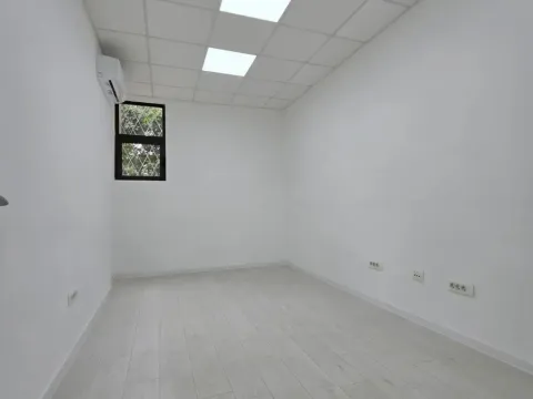 Izdavanje, poslovni prostor, 294m², Blok 5, Podgorica - image 4
