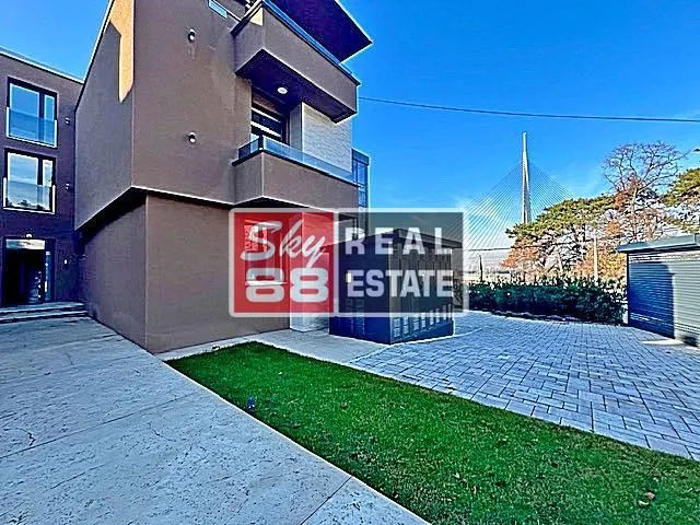 Izdavanje, četvorosoban stan, 156m², Savski Venac, Beograd