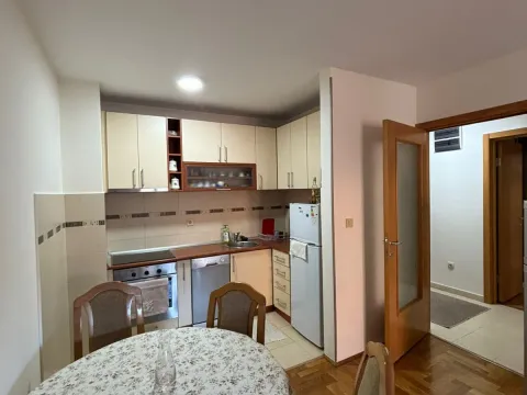 Izdavanje, dvosoban stan, 70m², Stari Aerodrom, Podgorica - image 5