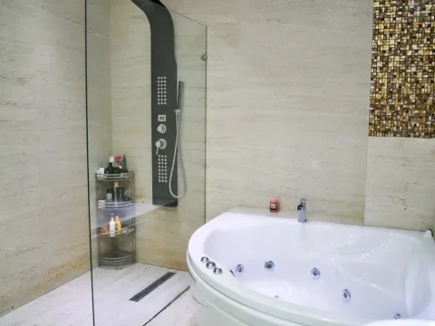 Rent, two bedroom apartment, 130m², Budva, Crna Gora - image 17