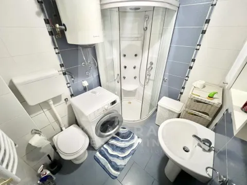 Manje kupatilo sa tuš kabinom, veš mašinom i sanitarijama. - image 14