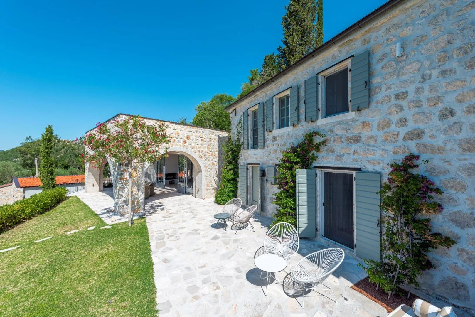Prodaja, četvorosoban stan, 2000m², Trebešin, Herceg Novi
