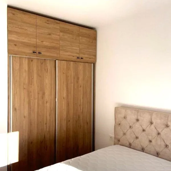 Bedroom with a built-in wardrobe and a double bed.