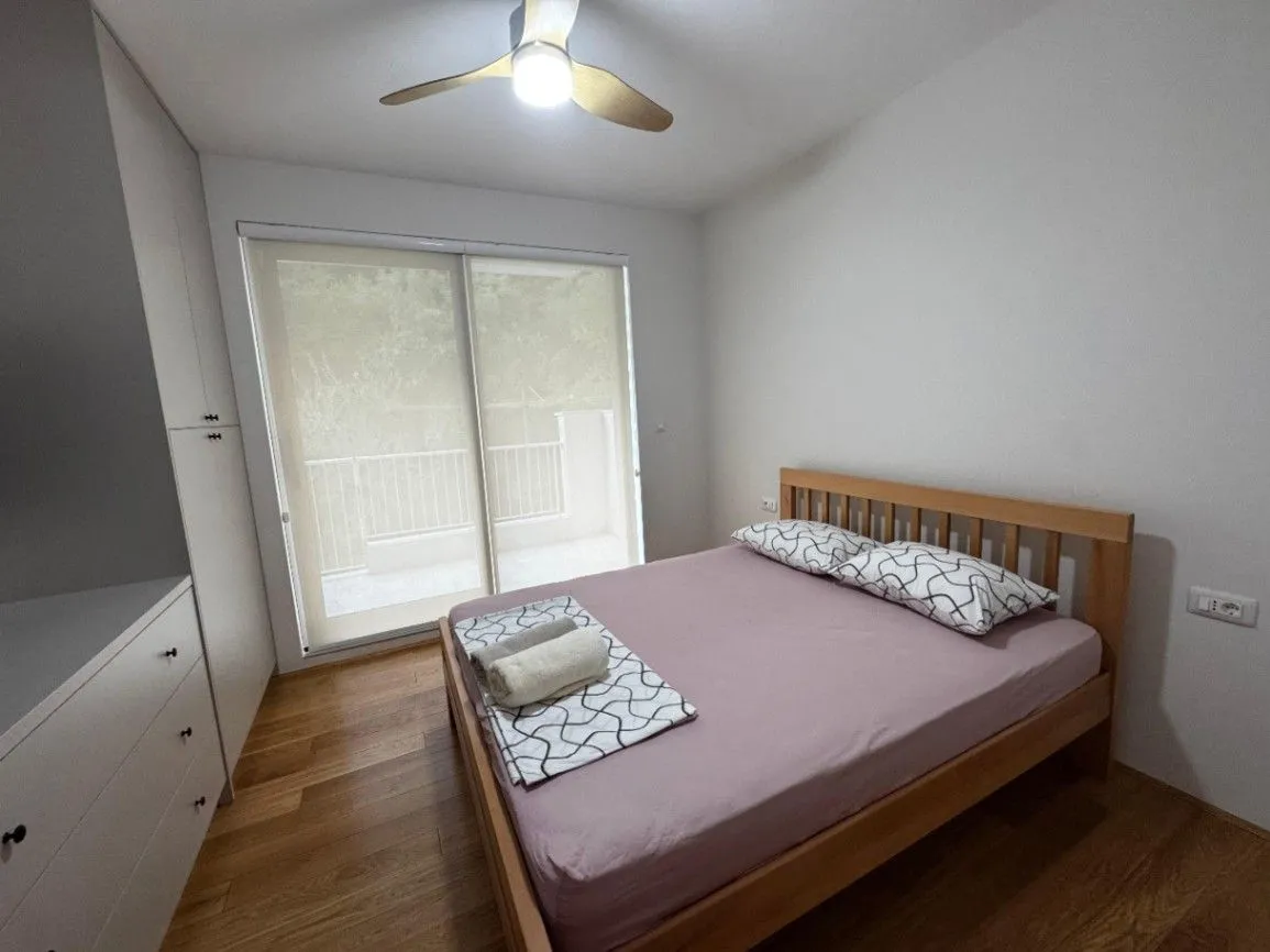 Izdavanje, kuća, 300m², Pržno, Budva