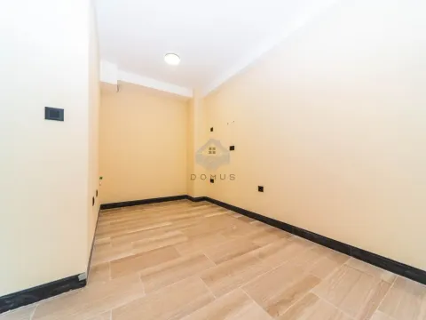 Izdavanje, trosoban stan, 111m², Vezirov Most, Podgorica - image 6