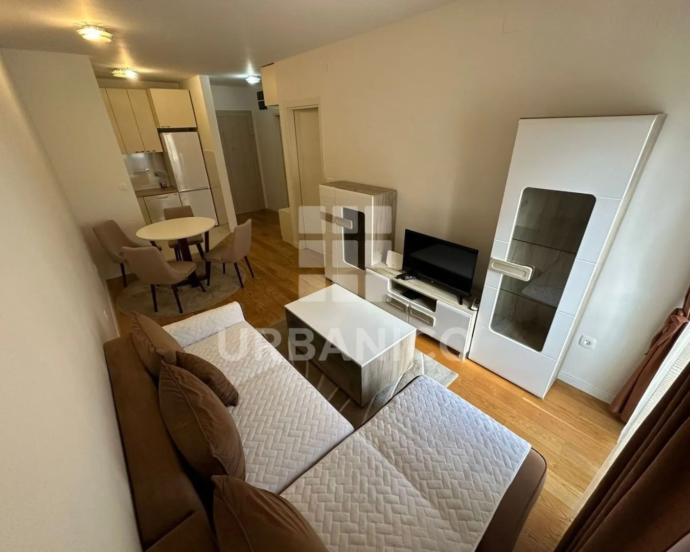 Izdavanje, jednosoban stan, 42m², Central Point, Podgorica