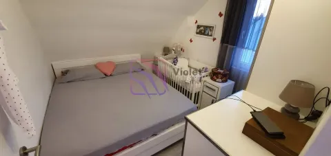 Spavaća soba sa bračnim krevetom i krevetcem za bebe. - image 8