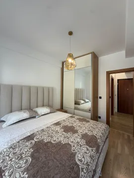 Opremljena spavaća soba sa bračnim krevetom, plakarom sa ogledalom i osvjetljenjem. - image 8