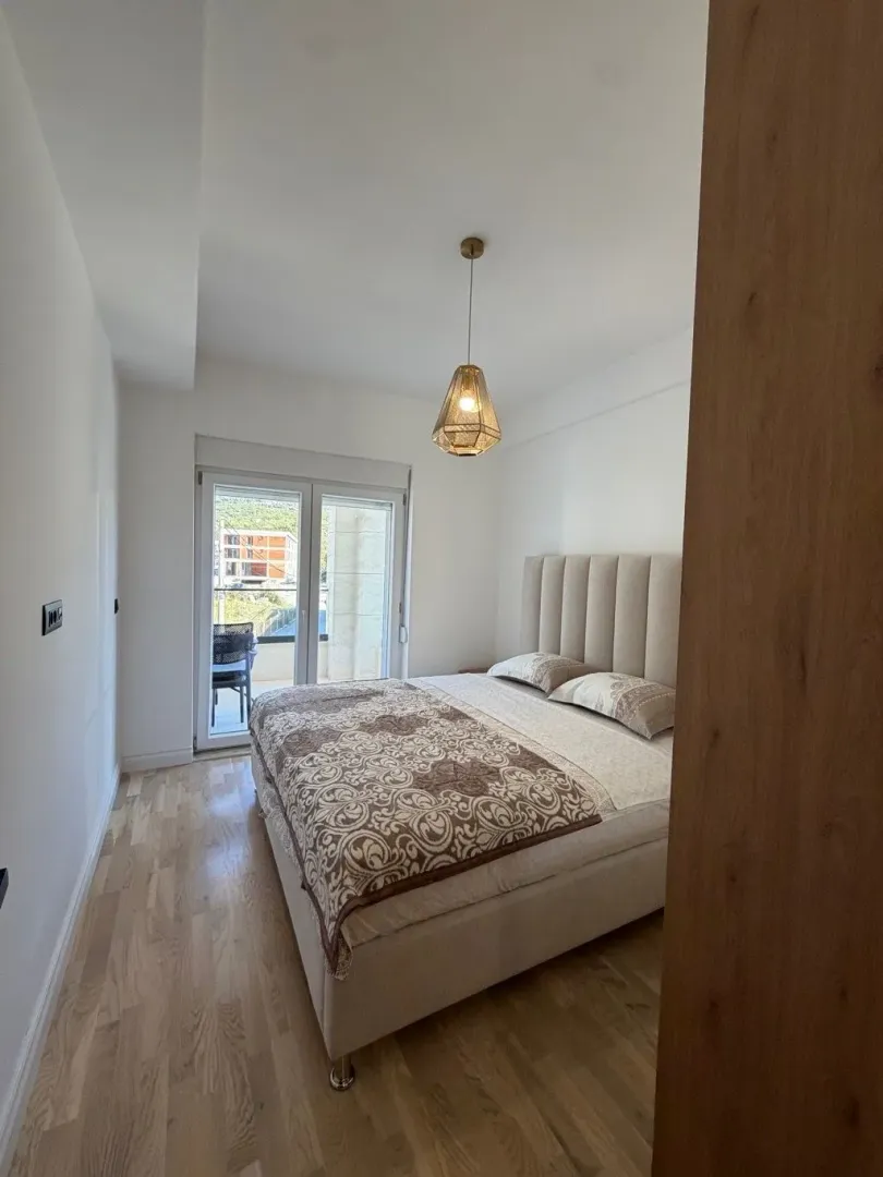 Bright bedroom with a double bed and access to the terrace.