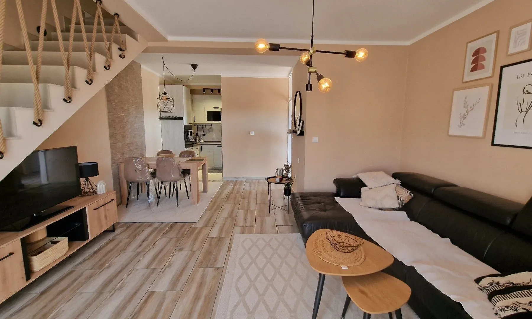 Izdavanje, trosoban stan, 105m², Tivat, Crna Gora