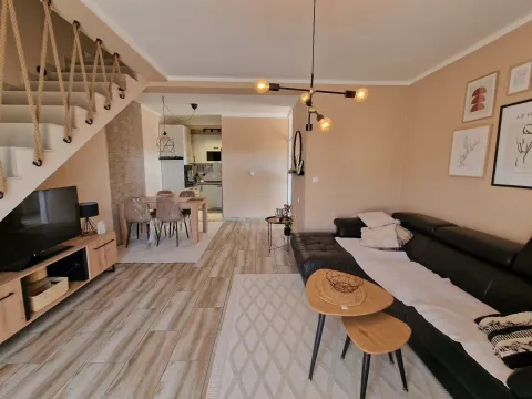 Izdavanje, trosoban stan, 105m², Tivat, Crna Gora - image 1