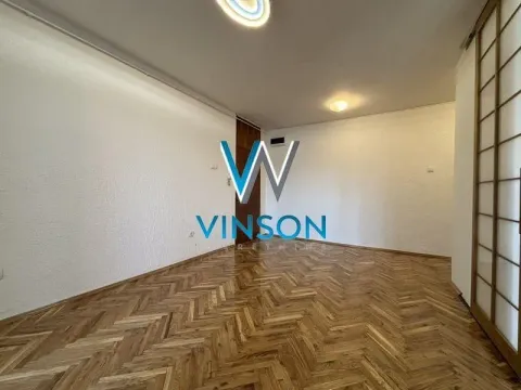 Prazna soba sa drvenim parketom i belim zidovima. - image 10