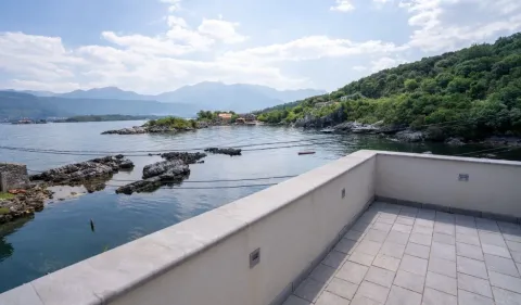 Pogled sa terase na more i obalu. - image 12