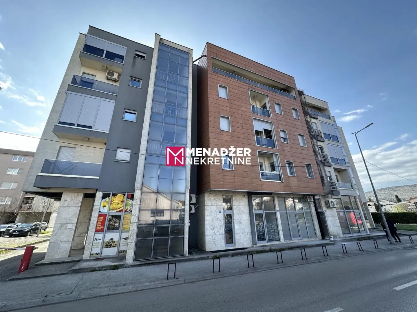 Spoljašnji izgled moderne višestambene zgrade.