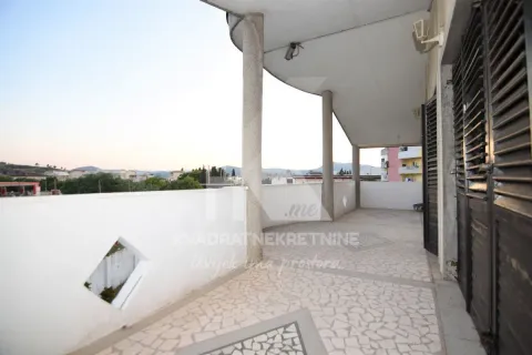 Spacious covered terrace with a view of the surroundings. - image 14