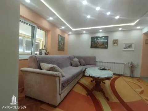 Dnevna soba sa ugaonom garniturom, stočićem i prozorom. - image 4
