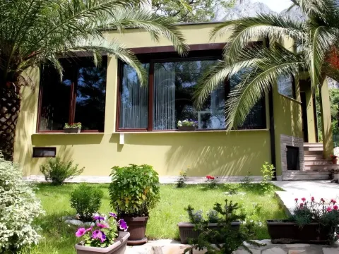 Rent, house, 110m², Orahovac, Kotor - image 1