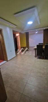 Prostrana dnevna soba sa trpezarijom i keramičkim podom. - image 5