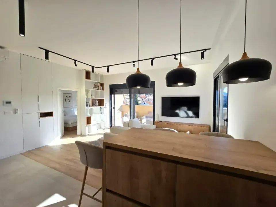 Izdavanje, jednosoban stan, 55m², Tivat, Crna Gora