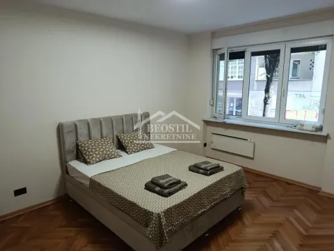 A bedroom with a double bed and a window. - image 14