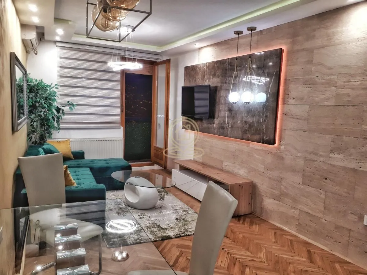 Izdavanje, dvosoban stan, 42m², Centar, Novi Sad