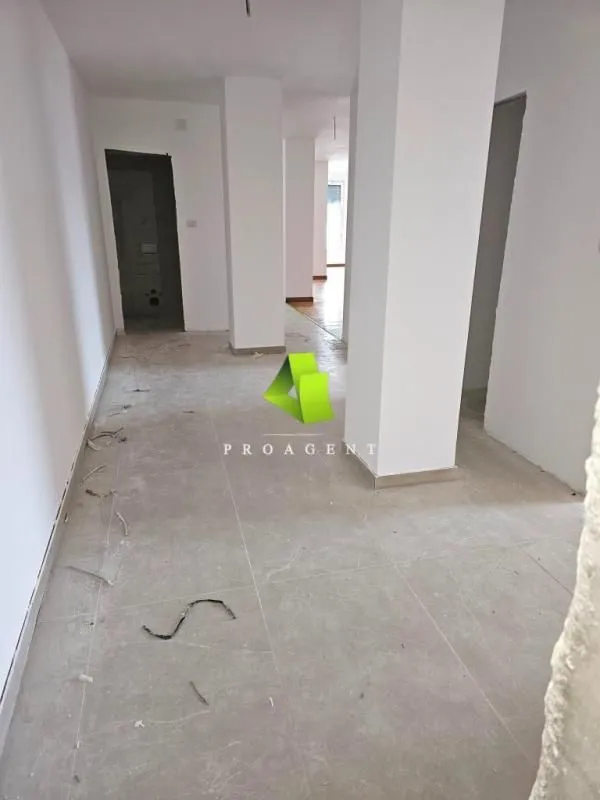 Prodaja, trosoban stan, 183m², Pantelej, Niš