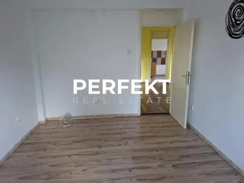 Prazna soba sa laminatom i otvorenim vratima prema hodniku. - image 16