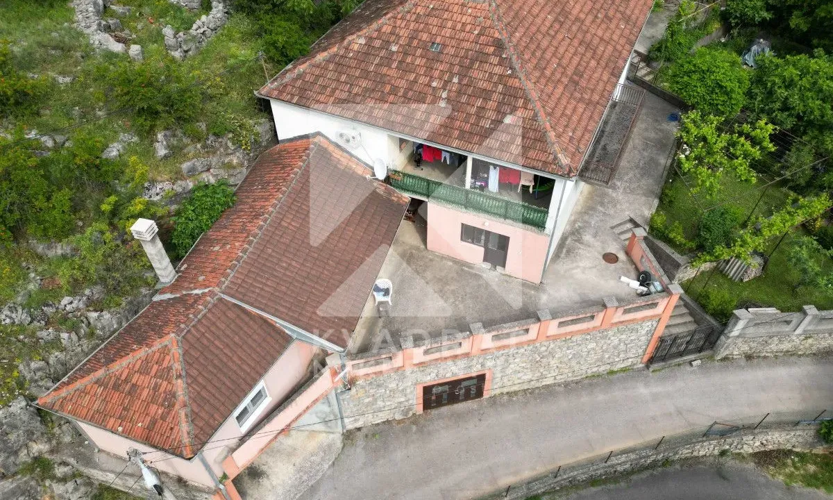 Prodaja, kuća, 300m², Momišići, Podgorica