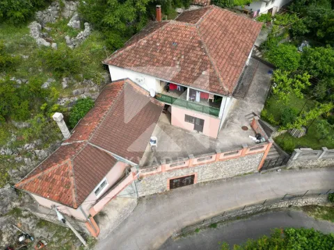 Prodaja, kuća, 300m², Momišići, Podgorica