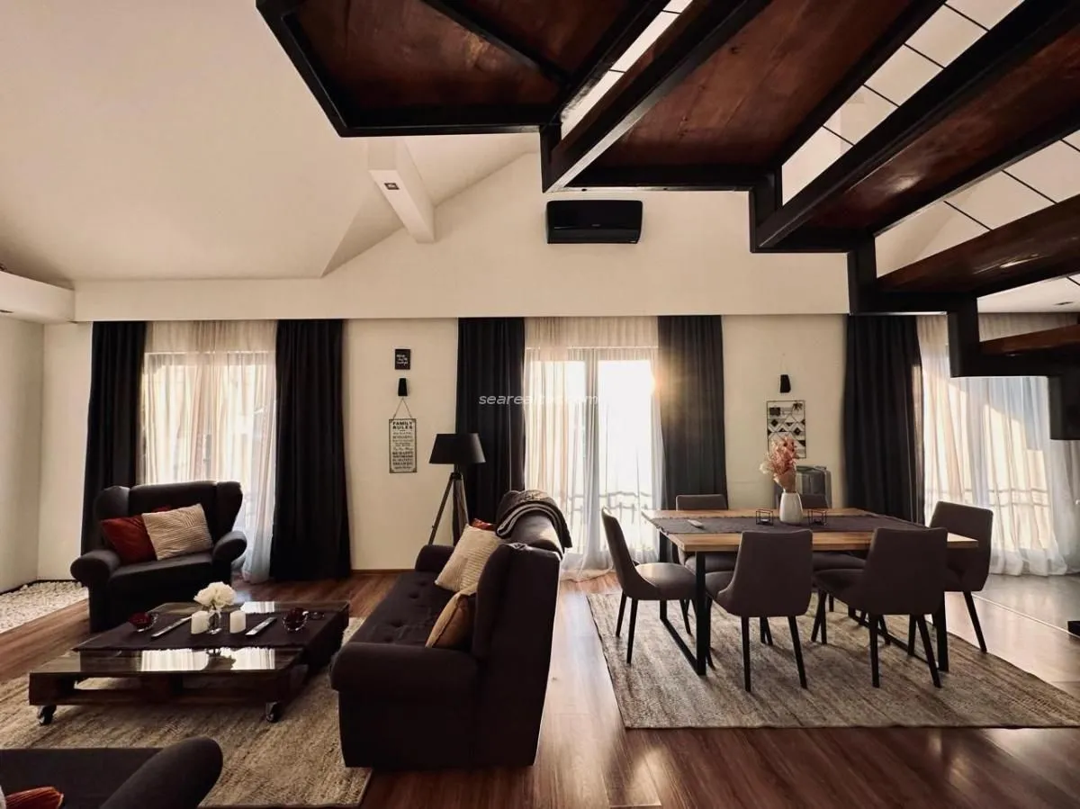 Izdavanje, trosoban stan, 130m², Centar, Tivat