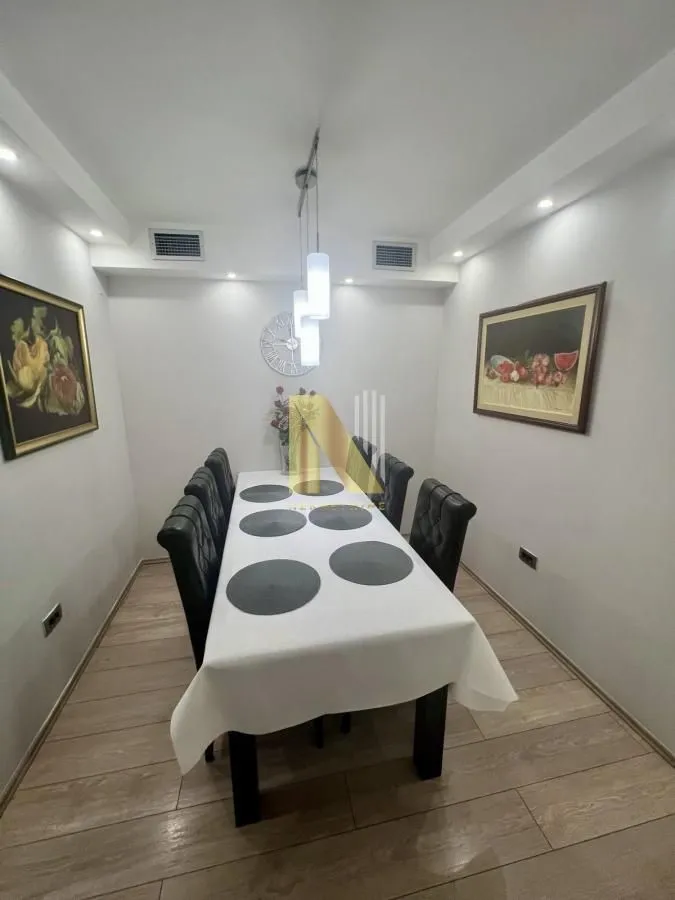 Prodaja, četvorosoban stan, 105m², Centar, Novi Sad