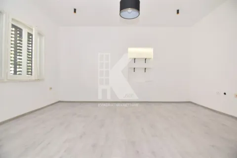 Empty bright room with white walls and light laminate flooring. - image 2