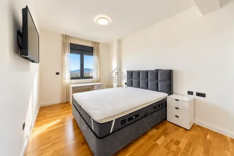 Spavaća soba sa bračnim krevetom, noćnim ormarićem i televizorom na zidu. - image 7
