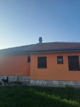Spoljašnji izgled kuće sa narandžastom fasadom i krovom od crijepa. - image 4